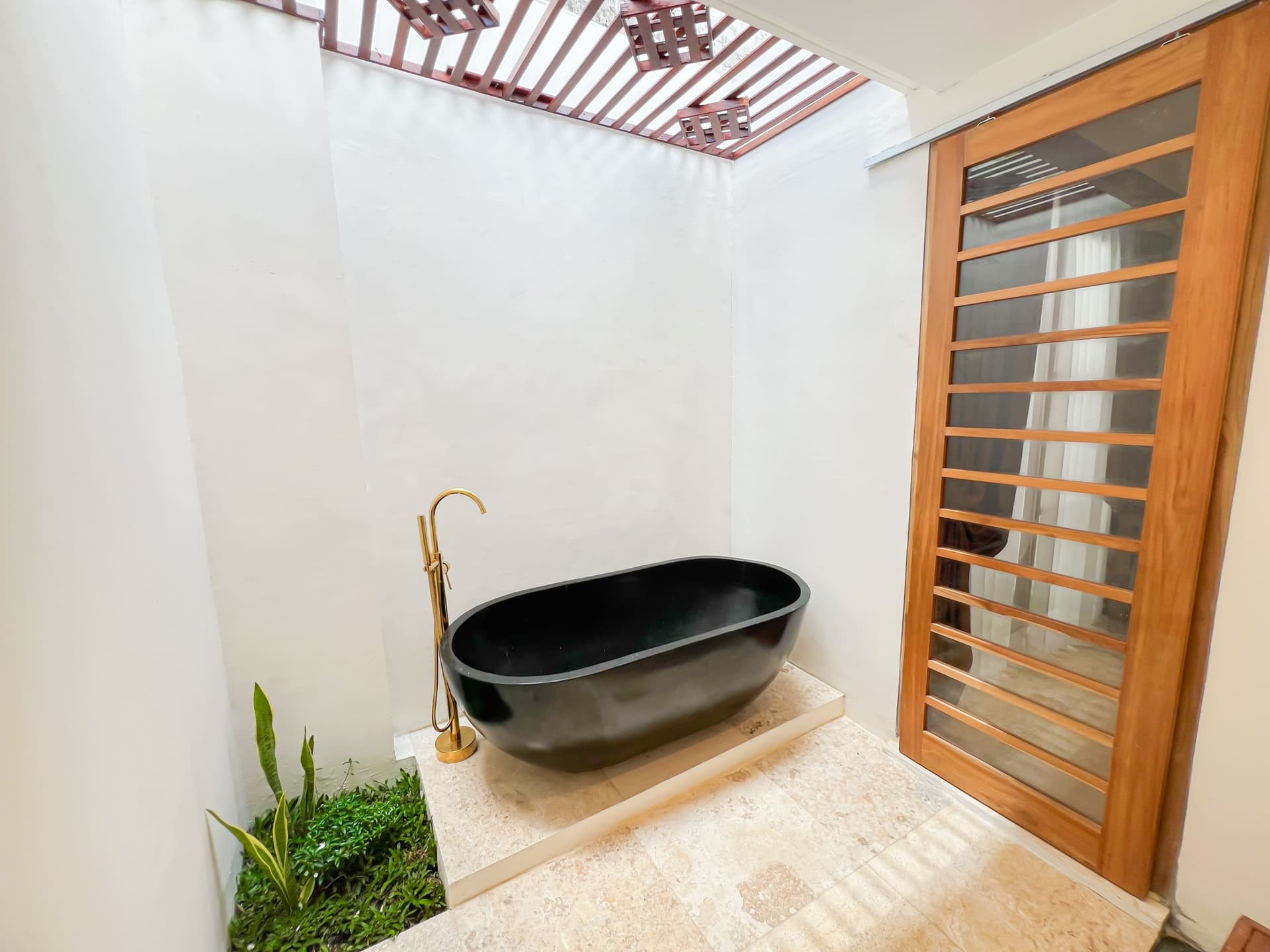 king deluxe room image 2